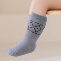 Chaussettes pour bébés de 0 à 8 ans, vêtements d'automne et d'hiver pour enfants, chaussettes tricotées confortables sans couture, chaussettes en coton à motifs géométriques