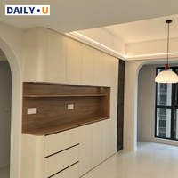 Meubles de cuisine complets en bois blanc sans poignées, style luxe sur mesure, avec armoires de bar