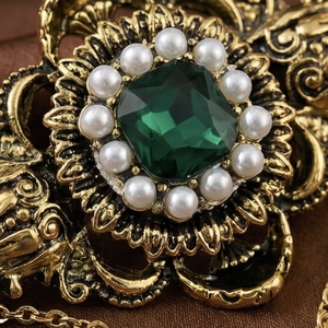 Broche de luxe Bella Viva avec détail chaîne, idéale pour costume, manteau, robe, invité de <span class=keywords><strong>mariage</strong></span>, banquet et tenue quotidienne - Product Image 3