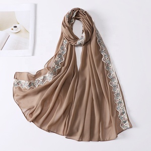 Vente de gros Zifeng OEM LLenco Verao Mulheres Hijab musulman en mousseline de soie en dentelle unie - Product Image 6