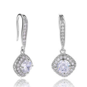Boucles d'oreilles en or blanc E329, cristaux en strass sertis dans un cadre, bijoux de mariage classiques pour femmes - Product Image 4