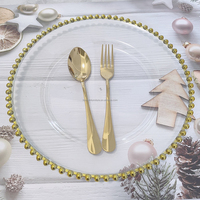 Assiettes de présentation en verre transparent avec perles argentées et bordure dorée pour mariages