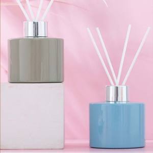 معطر جو زجاجي دائري بأسلوب نورديك من ريلاكسلاينز، متوفر بألوان مخصصة وبسعات 50 مل و100 مل و150 مل للبيع بالجملة - Product Image 5