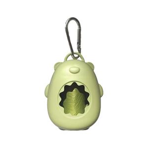 Dispensador portátil de bolsas para excrementos de perro, forma de oso, verde, de plástico, soporte para recoger desechos de mascotas con mosquetón para uso en exteriores. - Product Image 4