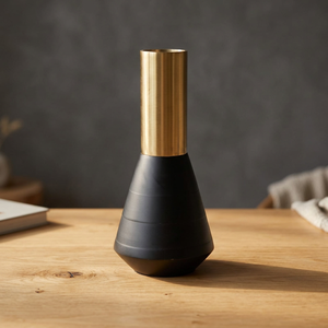 Jarrón Decorativo Moderno y Elegante en Negro y Dorado, 10 Pulgadas de Alto, Metal de Alta Calidad - Product Image 5
