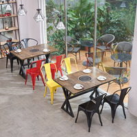 Ensemble table et chaises de salle à manger industrielles modernes pour restaurant, matériaux métal, bois, cuir, durable et écologique