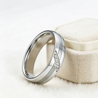 Titanfitz 1 paire d'anneaux de couple modernes argentés hypoallergéniques en acier inoxydable 316L, ensemble de alliances pour lui et pour elle avec zircone 5A