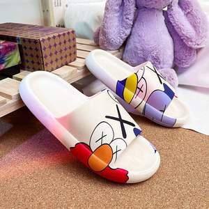 Pantoufles pour femmes, motif graffiti de dessin animé, plage en plein air, antidérapantes, sandales de salle de bain pour couple, nouvelles chaussures d'été pour femmes - Product Image 4