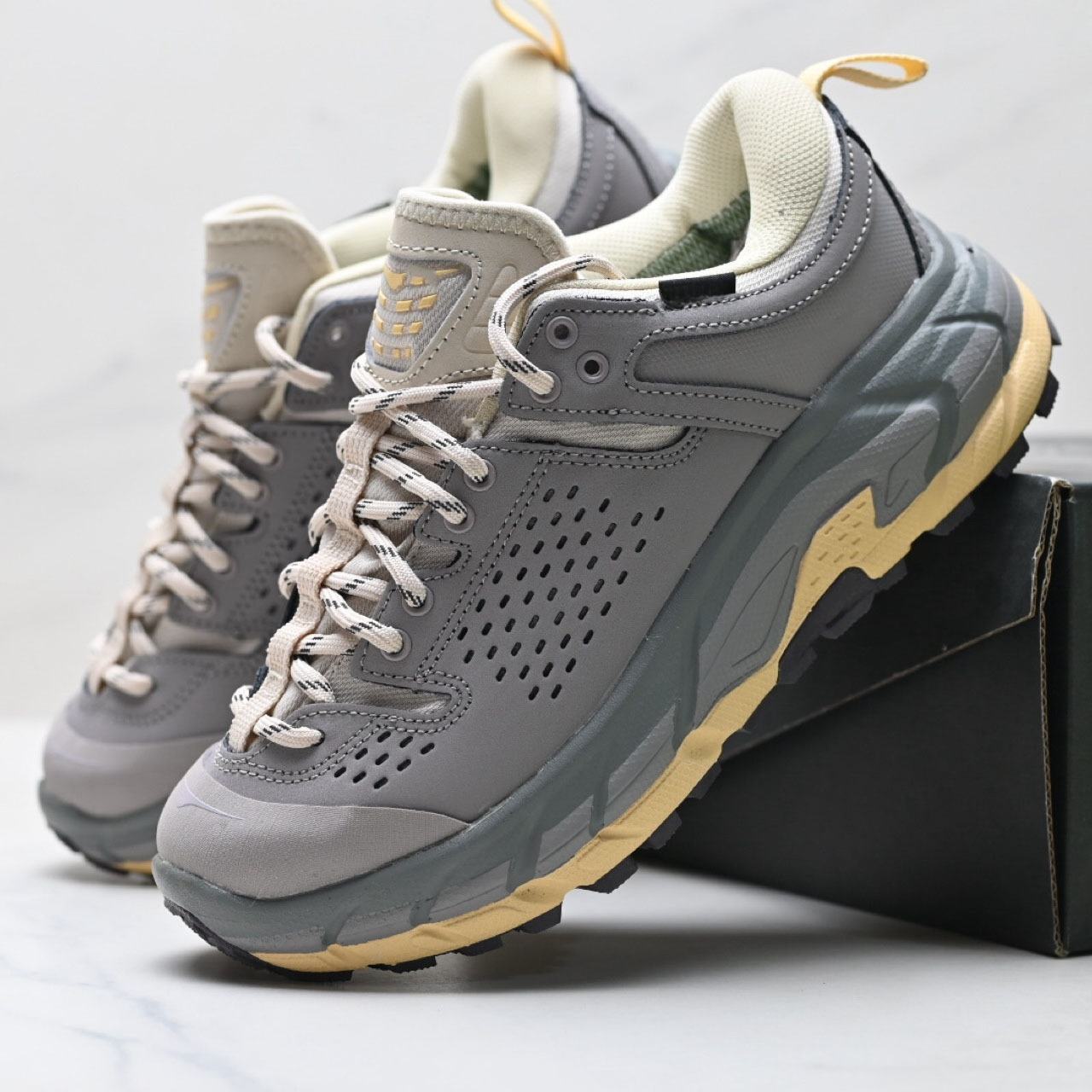 สีเทาเข้ม