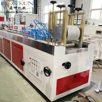 Ligne de production d'extrusion de profilés de terrasses en WPC co-extrudés, ligne de production de clôtures et de sols imperméables pour l'extérieur