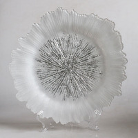 Assiette de présentation en verre transparent à bord festonné pour la location d'événements de mariage, la mise en table et le programme de fourniture en gros