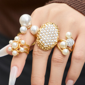 Anillo Abierto de Acero Inoxidable 316 para Mujer con Perlas de Imitación, Chapado en Oro de 18K, Resistente al Deslustre, Banda Ovalada de Lujo Ligero con Diseño Único - Product Image 2