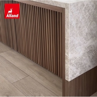 Meuble de cuisine moderne en placage de noyer avec panneaux à détails cannelés, îlot à lattes et quartzite Taj Mahal demi-cascade