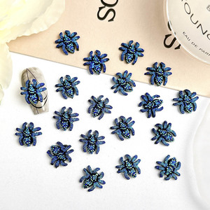 สินค้ามาใหม่ ขายส่ง 20 ชิ้น/ถุง จี้ตกแต่งเล็บลายแมงมุมสีน้ำเงินดำวิบวับ 3 มิติ สำหรับตกแต่งเล็บปลอม DIY - Product Image 4