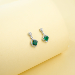Boucles d'oreilles pendantes en argent sterling 925 avec émeraude ovale de laboratoire et halo de zirconiums, motif floral plaqué or pour mariage - Product Image 4