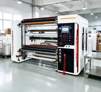 Machine automatique de refendage et de rembobinage de rouleaux de papier sans mandrin avec guide ultrasonique pour le traitement du papier peint et du papier artisanal