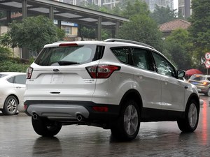La <span class=keywords><strong>Ford</strong></span> <span class=keywords><strong>Kuga</strong></span> <span class=keywords><strong>EcoBoost</strong></span> 180 Platinum Edition 2018 est un SUV compact. - Product Image 4