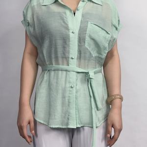 เสื้อผู้หญิงลำลองผ้าฝ้ายลินินแฟชั่นใหม่ เสื้อเชิ้ตแขนสั้นสีพื้นสำหรับฤดูใบไม้ผลิและฤดูร้อน ดีไซน์เรียบหรูแบบครอปท็อป - Product Image 4