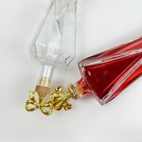 Bouteille à spiritueux en verre de 750 ml à base lourde en cristal facetté, forme unique, avec bouchon couronne doré pour présentation de bar de luxe à domicile