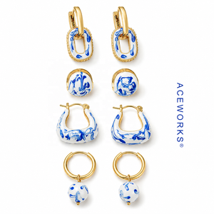 Galería de Aros Chinoiserie |   Pendientes de aro tipo huggie de latón chapado en oro de 18 quilates con esmalte |   Joyería con Efecto Cerámico Azul y Blanco Marmoleado - Product Image 2