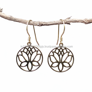 Boucles d'oreilles pendantes en laiton Lotus faites à la main de haute qualité pour femmes - Product Image 1