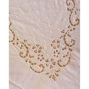 Mantel de Boda Marca Pietrochianese con Diseño de Diamantes Calados y 12 Servilletas de Técnica No Tejida para Hoteles, Comedores y Fiestas Navideñas - Product Image 6