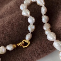 Collier élégant Aimgal en perles baroques avec fermoir en forme de cœur, chaîne de perles de 42 cm, perles blanches irrégulières, bijoux pour fête à la plage