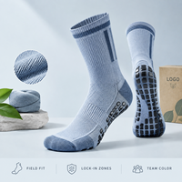 Chaussettes de football Graphic Grip en polyester recyclé et élasthanne, profil fin, maintien sûr sur le terrain, logo artistique, gradation des tailles