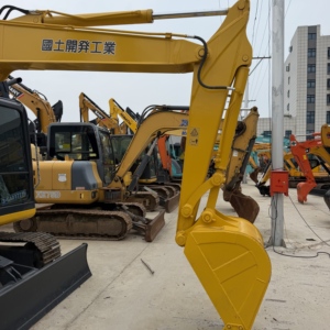 Excavatrice sur chenilles Komatsu PC70, pelle hydraulique compacte de 7 tonnes avec compartiment moteur ouvert, puissance stable pour la construction - Product Image 4