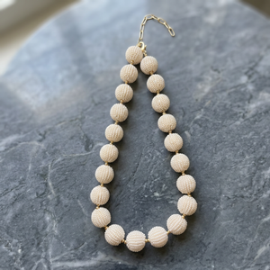 Collier de perles blanches ivoire fait main Sstringz avec accent doré et perles de rocaille, bijou statement pour femme - Product Image 5