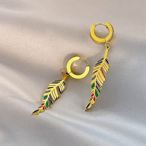 Pendientes de Plumas Hipoalergénicos, Elegantes y Únicos, Chapados en Oro de 14k y 18k, de Acero Inoxidable 316L, para Mujer - Product Image 4