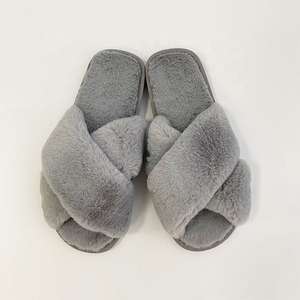 Chaussons d'intérieur personnalisés en fourrure rose pour femmes, collection automne-hiver - Product Image 5