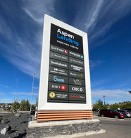 Panneau LED SERENA Outdoors en acier inoxydable pour signalisation automobile et professionnelle, options de couleur et d'éclairage personnalisables