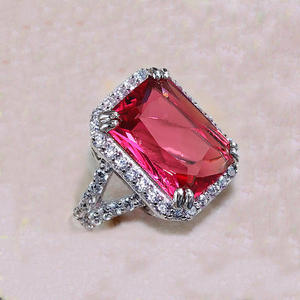 Anello da Cocktail T1014 per Donna in Argento 925 con Cristalli Taglio Radiant Geometrico e Incastonatura a Pavé di Strass, Gioiello da Festa - Product Image 5