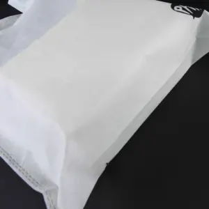 ถุงของขวัญผ้านอนวูฟเวนสีขาวเป็นมิตรกับสิ่งแวดล้อมพร้อมริบบิ้นสีชมพูจากผู้ผลิตจีน