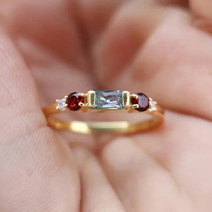 Anello con Design Floreale Geometrico, Stile Minimalista per Donne - Product Image 2