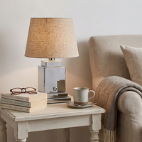 Lampe de bureau rechargeable haut de gamme avec base en métal électroplaqué, abat-jour plissé moulé intégralement, lumière de table décorative pour hôtel