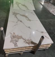 Panneau mural en PVC doré imperméable moderne, feuille de marbre UV pour usage domestique et en salle de sport