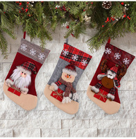Grandes chaussettes de Noël personnalisées en peluche, style boutique, avec motif flocon de neige, bordure écossaise, motif élan, bonbons et bonhomme de neige, pour cheminée