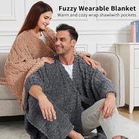 Plüsch-Schal TV-Fleece-Decke Poncho Fabrik China Winter Flauschige Tragbare Sherpa-Decke mit Taschen für Erwachsene