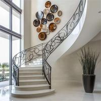 Escalier en fer forgé courbé, escalier artistique en fer pour les intérieurs de villas