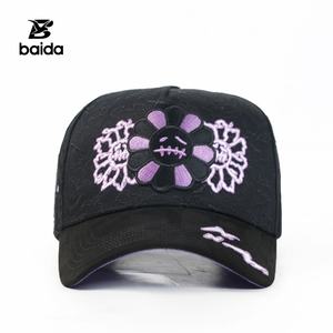 Casquettes de baseball personnalisées en daim 5 panneaux INNEDIT MURATRAVIS ELECTRIC, broderie florale violette de dessin animé - Product Image 1