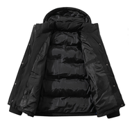 Doudoune noire à capuche, accents contrastants bleus sur la cordonnière, rabat anti-vent à boutons-pression, poche poitrine à rabat, ourlet côtelé, manteau chaud