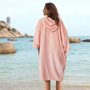 पुनर्नवीनीकरण त्वरित शुष्क सर्फ पोंचो वयस्क गुलाबी समुद्र तट तौलिया लंबी आस्तीन हुक