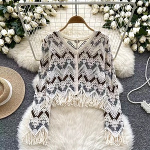 Abrigo de punto retro para mujer de talla pequeña - Estilo veraniego con bordes deshilachados, patrones de ganchillo y diseño calado - Product Image 2