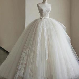 Robe de mariée bustier légère pour nouvelle mariée, en tissu principal élégant, style rétro, texture raffinée, coupe féerique avec petite traîne, pour événements mondains - Product Image 1