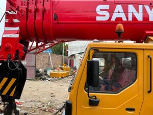 Camión grúa usado en buen estado, Sany 100T, certificado por la EPA, sistema hidráulico duradero para trabajos de infraestructura - Product Image 5