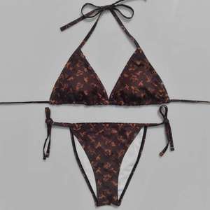 Conjunto <span class=keywords><strong>de</strong></span> <span class=keywords><strong>Bikini</strong></span> Halter <span class=keywords><strong>de</strong></span> Lujo Estilo <span class=keywords><strong>Pasarela</strong></span> con Textura Entrelazada, Traje <span class=keywords><strong>de</strong></span> Baño <span class=keywords><strong>de</strong></span> Dos Piezas con Detalle <span class=keywords><strong>de</strong></span> Cadena Dorada, Ropa <span class=keywords><strong>de</strong></span> Playa para Resort, Venta al por Mayor - Product Image 1