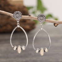 Boucles d'oreilles pendantes Western Stud Silvertone avec fausses pierres crème Style Boho Boucles d'oreilles en forme de larme turquoise estampillées à la main pour femmes