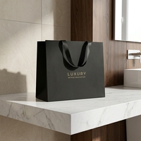 Sac cadeau de luxe noir en papier ondulé magnétique avec poignée en ruban satiné et design de logo CMYK